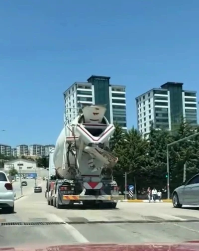 Mikserden taşan beton yola d&ouml;k&uuml;ld&uuml;
