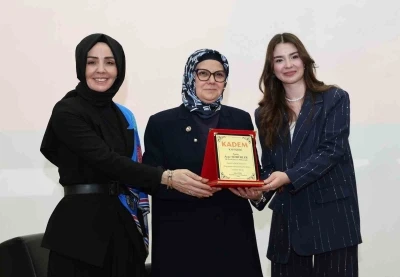 Milletvekili B&ouml;h&uuml;rler, ER&Uuml;&rsquo;de gen&ccedil;lerle buluştu
