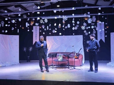 Milletvekili oğluyla aynı sahnede şiir okudu
