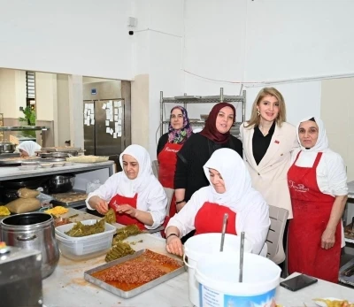 Milletvekili &Ouml;lmeztoprak esnafla buluştu, hanelere misafir oldu
