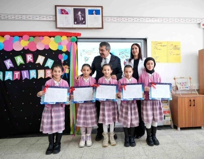 Milli Eğitim Bakanı Tekin, Ağrı&rsquo;da beşiz kardeşlere karnelerini verdi
