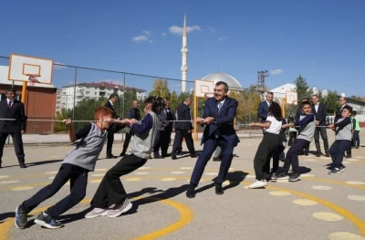 Milli Eğitim Bakanı Tekin, çocukların ip çekme yarışına katıldı, onlarla yakan top oynadı
