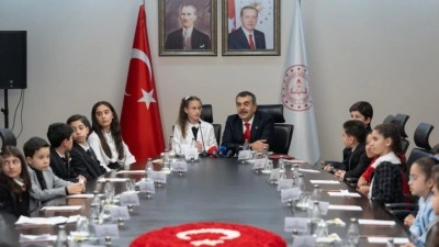 Milli Eğitim Bakanlığı koltuğuna 11 yaşındaki Defne oturdu