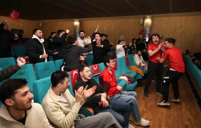 Milli ma&ccedil; heyecanı Osmangazi&rsquo;de dev ekranda yaşandı
