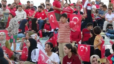 Milli ma&ccedil; heyecanını İHL bah&ccedil;esinde dev ekranda izlediler
