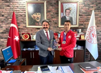 Milli sporcu Balk, Gençlik ve Spor İl Müdürü Kalın’ı ziyaret etti
