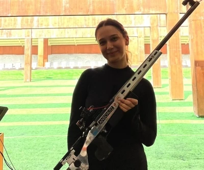 Milli sporcu kendi rekorunu kırarak zirveye &ccedil;ıktı
