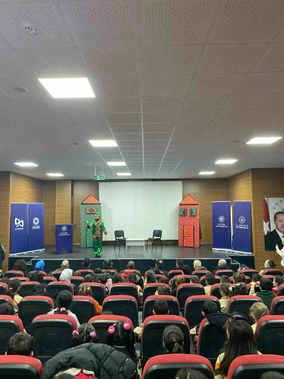 Milli teknoloji hamlesi "Karag&ouml;z ve Hacivat" ile tiyatro sahnesinde &ccedil;ocuklarla buluştu
