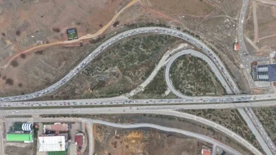 Milyonlarca &ouml;ğrenci pazartesi ders başı yapacak, tatilciler d&ouml;n&uuml;şe ge&ccedil;ti: 43 ilin ge&ccedil;iş noktasında yoğun trafik
