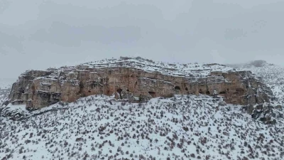 Milyonlarca yıllık vadi beyaza b&uuml;r&uuml;nd&uuml;

