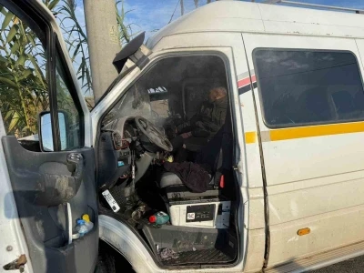 Minib&uuml;s elektrik direğine &ccedil;arptı: 2 yolcu yaralandı

