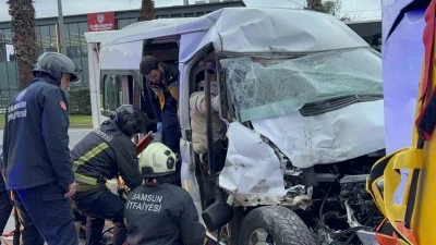 Minib&uuml;s, hafif ticari ara&ccedil; ve otob&uuml;se &ccedil;arptı: 7 yaralı
