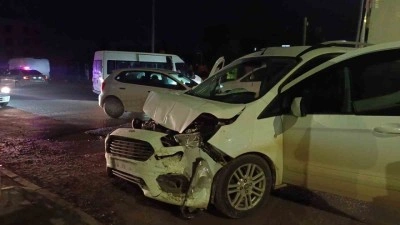 Minib&uuml;s ile hafif ticari ara&ccedil; &ccedil;arpıştı: 1 yaralı