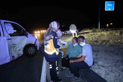 Minib&uuml;s ile hafif ticari ara&ccedil; &ccedil;arpıştı: 5 yaralı

