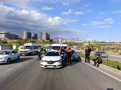 Minib&uuml;s ile iki otomobil &ccedil;arpıştı: 1 yaralı