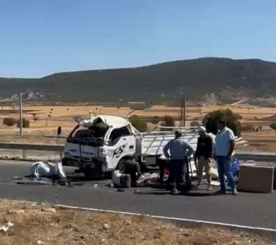 Minibüs ile kamyonet çarpıştı: 2 yaralı
