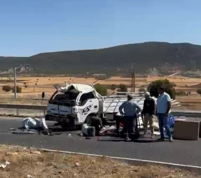 Minibüs ile kamyonet çarpıştı: 2 yaralı