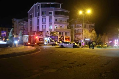 Minib&uuml;s ile otomobil &ccedil;arpıştı: 1&rsquo;i ağır 3 yaralı
