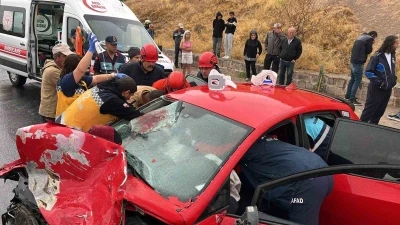 Minibüs ile otomobil kafa kafaya çarpıştı: 1’i ağır 6 yaralı
