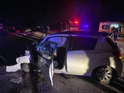 Minibüs ile otomobil kafa kafaya çarpıştı; 9 yaralı
