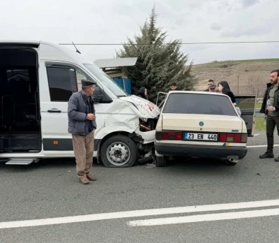 Minib&uuml;s ile Tofaş &ccedil;arpıştı: 4 yaralı
