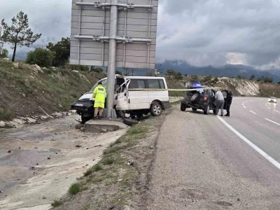 Minib&uuml;s &ouml;nce otomobile sonra tabelaya &ccedil;arptı: 1 &ouml;l&uuml;
