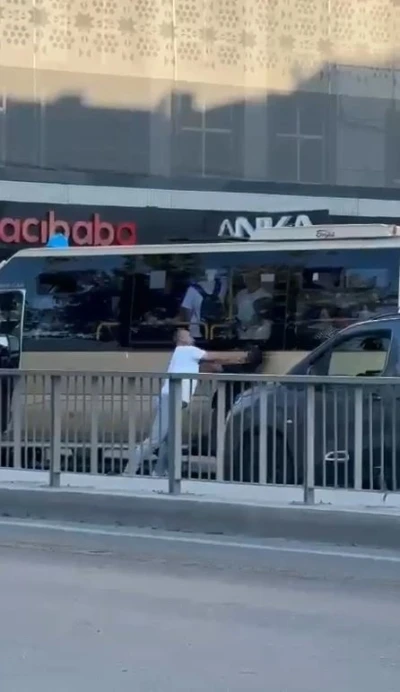 Minibüs şoförü yola atladı, korna çalan sürücüyü tekme tokat dövdü
