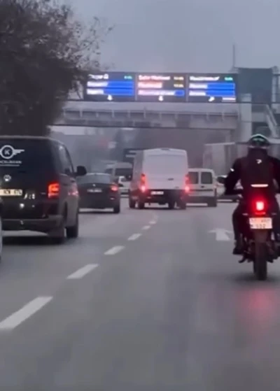 Minib&uuml;s s&uuml;r&uuml;c&uuml;s&uuml; makas atarak trafiği tehlikeye d&uuml;ş&uuml;rd&uuml;
