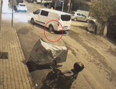 Minibüs sürücüsünün ezdiği kediye aldırış etmeden yoluna devam ettiği anlar kamerada
