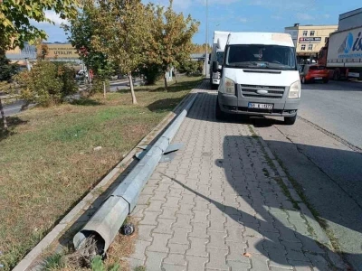 Minibüs, yıkılan direkten santimlerle kurtuldu
