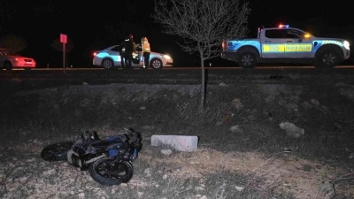 Minib&uuml;se arkadan &ccedil;arpan motosiklet 70 metre s&uuml;r&uuml;klendi: 1 yaralı
