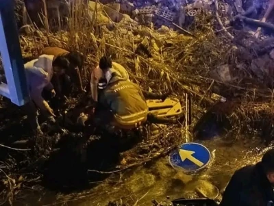 Minib&uuml;sle &ccedil;arpışan motosiklet su kanalına devrildi: 2 kişi yaralandı
