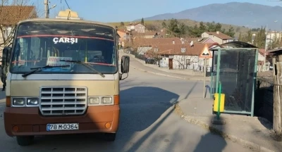 Minib&uuml;sle &ccedil;arpışan motosikletteki 2 kişi yaralandı
