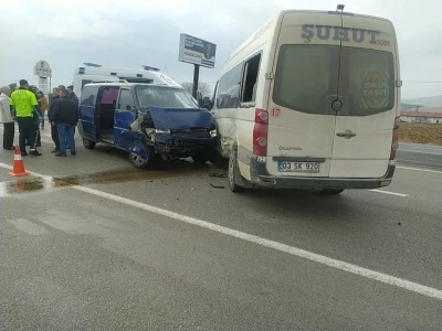 Minib&uuml;slerin &ccedil;arpıştığı kazada 7 kişi yaralandı
