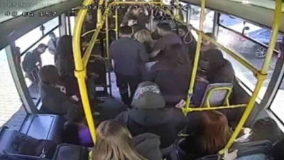 Minib&uuml;ste rahatsızlanan yolcu i&ccedil;in g&uuml;zergahını değiştirdi, hastaneye yetiştirdi

