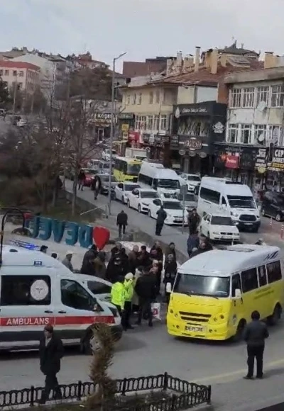 Minib&uuml;sten d&uuml;şen yaşlı adam hayatını kaybetti
