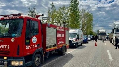 Minib&uuml;s&uuml;n ağaca &ccedil;arptığı kazada 2 kişi yaralandı
