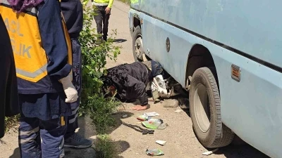 Minib&uuml;s&uuml;n altında can pazarı: Motosikletliyi ekipler zamanla yarışarak kurtardı
