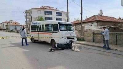 Minib&uuml;s&uuml;n &ccedil;arptığı elektrikli bisikletteki 2 &ccedil;ocuk ağır yaralandı
