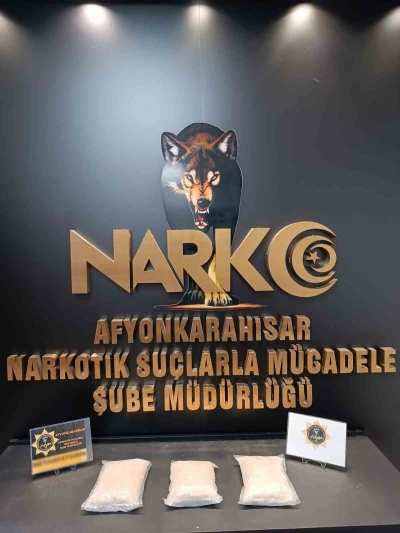 Minib&uuml;s&uuml;n koltuk d&ouml;şemesinden 3 kilogram uyuşturucu &ccedil;ıktı

