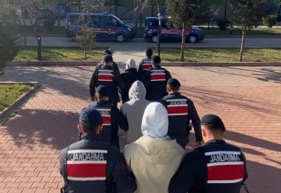 Minib&uuml;s&uuml;n yan kapısının i&ccedil;inden bin 120 adet uyuşturucu hap &ccedil;ıktı
