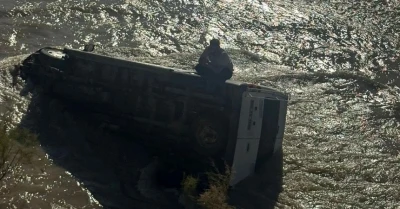 Minib&uuml;s&uuml;yle Zap Suyu&rsquo;na u&ccedil;an s&uuml;r&uuml;c&uuml;, geceyi aracının &uuml;zerinde ge&ccedil;irdi
