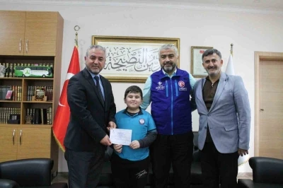 Minik Alparslan kumbarasını Kur&rsquo;an Kursu i&ccedil;in a&ccedil;tı
