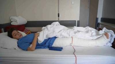 Minik Aytuna&rsquo;nın kayak keyfi kabusa d&ouml;nd&uuml;: Pistte &ccedil;arpıp ka&ccedil;tılar, kal&ccedil;ası kırıldı
