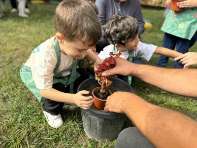 Minik bahçıvanlar çiçeklerle geleceği şekillendiriyor
