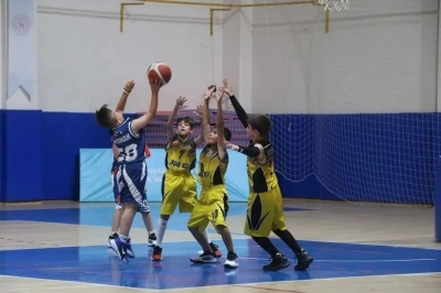 Minik basketbolcular kupalarına kavuştu
