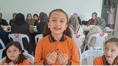 Minik Birsen&rsquo;in yemek duası g&ouml;n&uuml;lleri fethetti
