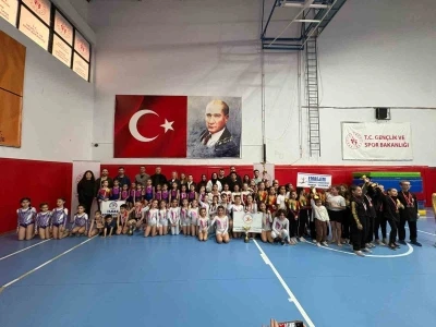 Minik cimnastik&ccedil;ilerden 23 Nisan i&ccedil;in Alaşehir&rsquo;de yarıştı
