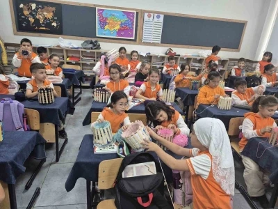 Minik eller Gazze için ilmek ilmek umut ördü
