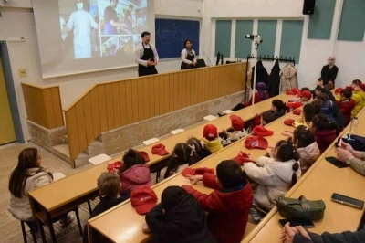 Minik eller mutfakta ilk deneyimini yaşadı
